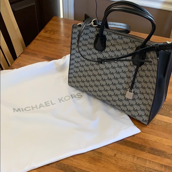 •*•*•*Michael Kors Handbag*•*•*• - Picture 7 of 7